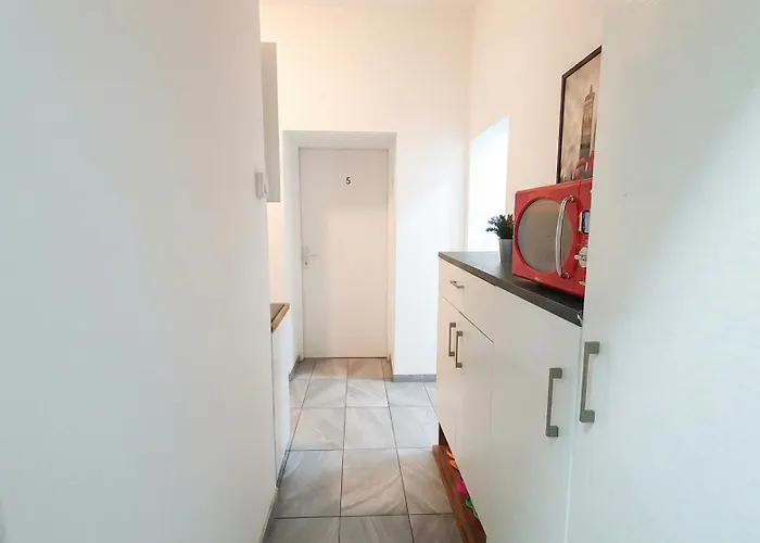 Apartment Quick Access To Center - Simple Private With Wifi *