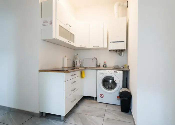 Quick Access To Center - Simple Private With Wifi Apartment *